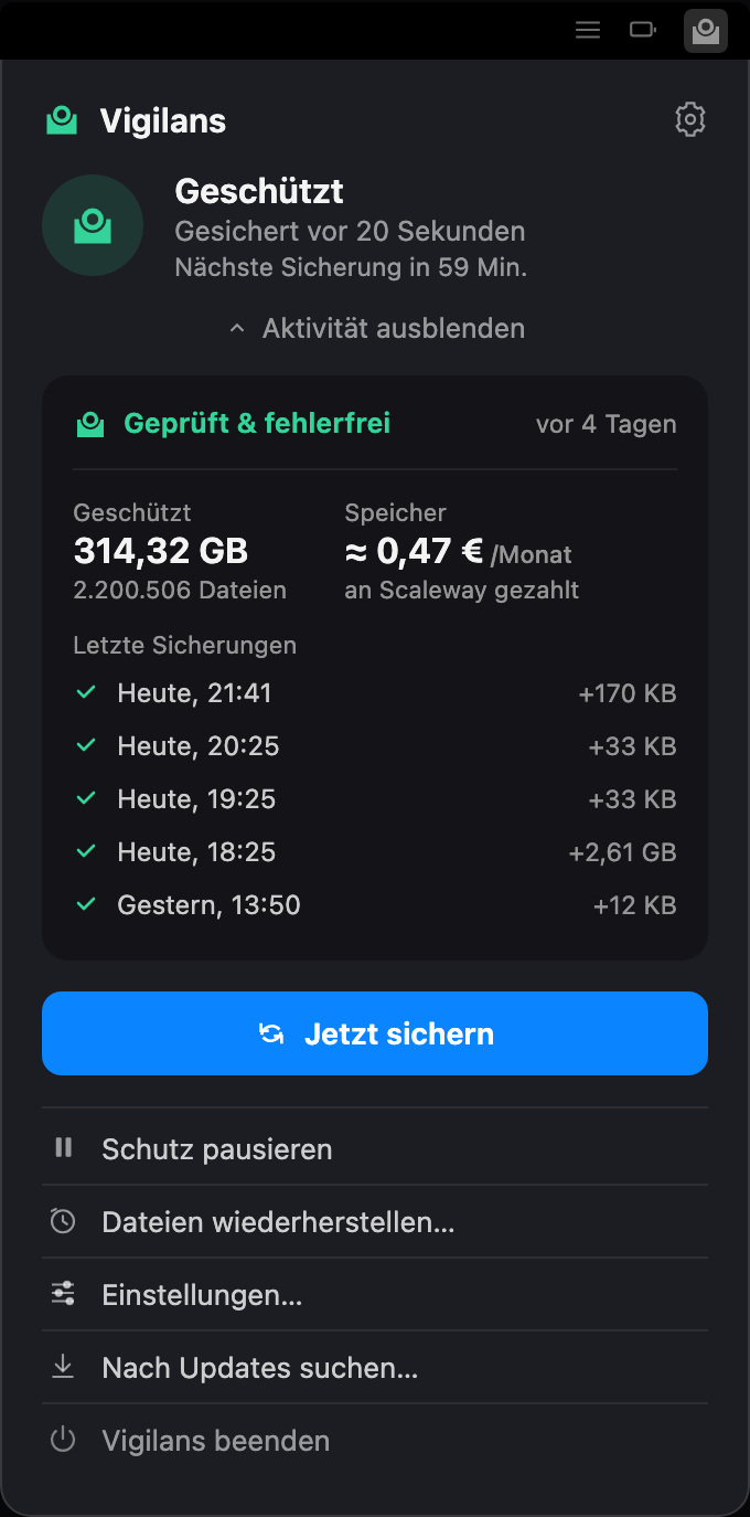 Das erweiterte Vigilans-Popover mit zwei Zahlen nebeneinander: 314,32 GB geschützt über 2.200.506 Dateien und Speicherkosten von geschätzt 0,47 € pro Monat, an Scaleway gezahlt — abgerechnet wird der deduplizierte, komprimierte Bucket, nicht die geschützte Datenmenge — darüber eine fehlerfreie Integritätsprüfung und eine Liste der letzten Backups